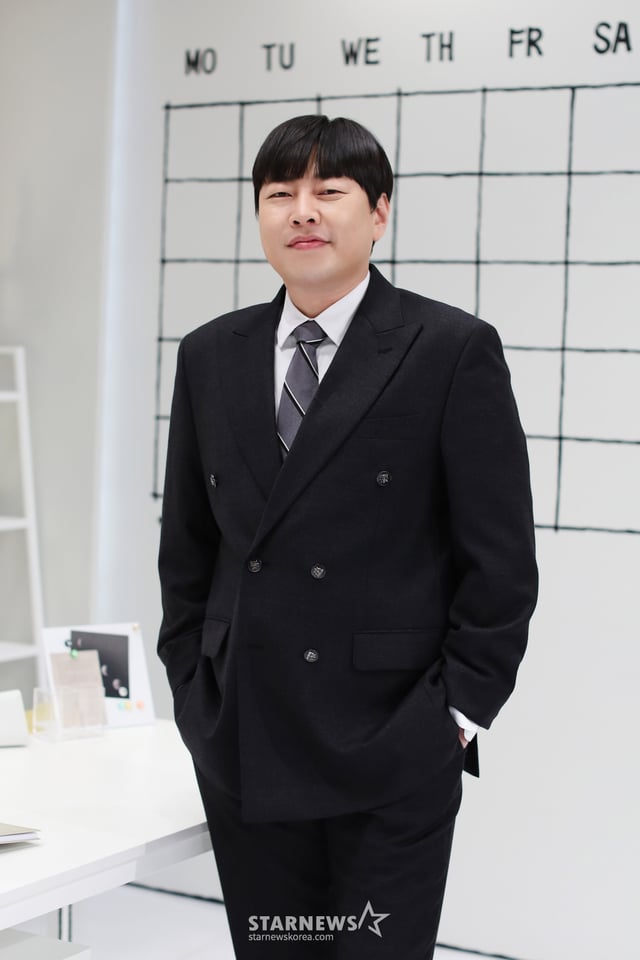 방송인 이진호가 20일 오전 온라인으로 진행된 채널S, MBN 예능프로그램 '오피스 빌런' 제작발표회에 참석해 포즈를 취하고 있다. '오피스 빌런'은 대한민국 모든 일터에서 벌어지고 있는 충격적인 오피스 빌런 사연을 대방출하는 K-직장문화 개선 프로젝트. 갑질 사장, 꼰대 상사, 하극상 부하직원, 개념상실 MZ직원 등 상상을 초월하는 오피스 빌런을 분석한 뒤 대처법을 함께 연구해본다. '오피스 빌런'은 20일 오후 10시 40분 채널S와 MBN에서 첫 방송된다. / 사진제공 = 채널S, MBN
