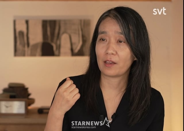 (서울=뉴스1) = 노벨 문학상 수상자인 소설가 한강이 지난 13일 스웨덴 공영 방송 SVT와 인터뷰를 하고 있다. (SVT 영상 캡처) 2024.10.16/뉴스1 Copyright (C) 뉴스1. All rights reserved. 무단 전재 및 재배포, AI학습 이용 금지. /사진=(서울=뉴스1)