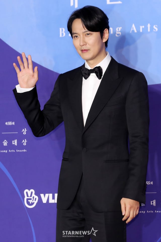 배우 김남길이 1일 오후 서울 강남구 삼성동 코엑스에서 진행된 '제55회 백상예술대상 시상식' 레드카펫에 참석해 포즈를 취하고 있다.