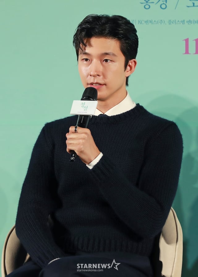 배우 홍경이 18일 오전 서울 메가박스 성수에서 진행된 영화 '청설'(감독 조선호) 제작발표회에 참석해 질문에 답하고 있다.   사랑을 향해 직진하는 ‘용준’(홍경)과 진심을 알아가는 ‘여름’(노윤서), 두 사람을 응원하는 동생 ‘가을’(김민주)의 청량하고 설레는 순간들을 담은 영화 청설은 11월 6일 개봉한다. /2024.10.18 /사진=이동훈