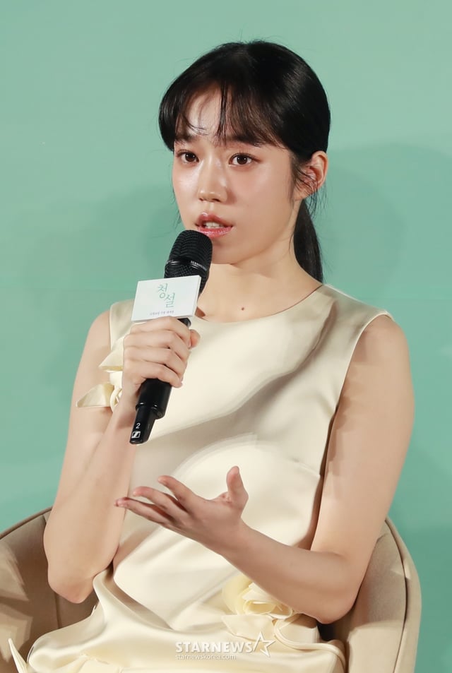 배우 노윤서가 18일 오전 서울 메가박스 성수에서 진행된 영화 '청설'(감독 조선호) 제작발표회에 참석해 질문에 답하고 있다.   사랑을 향해 직진하는 ‘용준’(홍경)과 진심을 알아가는 ‘여름’(노윤서), 두 사람을 응원하는 동생 ‘가을’(김민주)의 청량하고 설레는 순간들을 담은 영화 청설은 11월 6일 개봉한다. /2024.10.18 /사진=이동훈