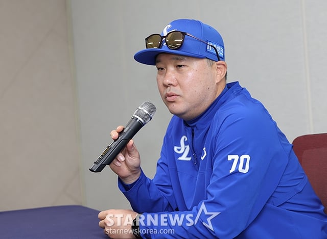 박진만 삼성 감독이 22일 KS 1차전 서스펜디드 게임이 우천 순연된 뒤 취재진과 인터뷰를 하고 있다. /사진=김진경 대기자