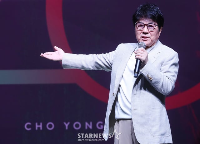 가수 조용필이 22일 오후 서울 용산구 블루스퀘어에서 진행된 정규 20집 '20' 발매기념 기자간담회에 참석해 인사말을 하고 있다. '20'은 조용필의 음악 세계에서 중요한 이정표가 될 앨범으로, 타이틀곡 '그래도 돼'를 비롯해 '찰나', 'Timing(타이밍)', '세렝게티처럼', '왜', 'Feeling Of You(필링 오브 유)', '라' 등 총 7곡이 수록됐다. 록, 일렉트로니카, 발라드를 가로지르는 넓은 장르 스펙트럼을 보여줄 예정이다. 2024.10.22 /사진=김창현 chmt@