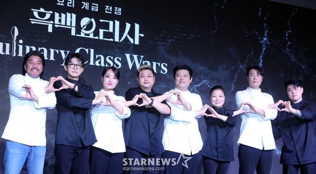 애드워드 리, 트리플 스타, 정지선, 요리하는 돌아이, 장호준, 이모카세 1호, 최현석, 나폴리 맛피아가 7일 오전 서울 마포구 호텔 나루 서울 엠갤러리에서 진행된 넷플릭스 예능 '흑백요리사: 요리 계급 전쟁' TOP8 기자간담회에 참석해 포즈를 취하고 있다.  '흑백요리사: 요리 계급 전쟁'은 맛 하나는 최고라고 평가받는 재야의 고수 '흑수저' 셰프들이 대한민국 최고의 스타 셰프 '백수저'들에게 도전장을 내밀며 치열하게 맞붙는 100인의 요리 계급 전쟁이다. 2024.10.07 /사진=김창현