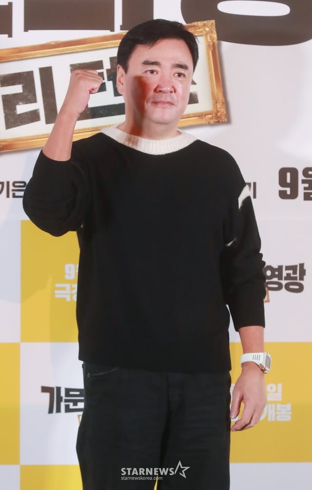 정태원 감독이 19일 오전 서울 CGV용산아이파크몰에서 진행된 영화 '가문의 영광: 리턴즈'(감독 정태원, 정용기) 언론시사회 및 기자간담회에 참석해 포즈를 취하고 있다. 잘 나가는 스타 작가 대서와 가문의 막내딸 진경을 결혼시키기 위해 온갖 음모를 꾸미는 장씨 가문의 사생결단 결혼성사 대작전을 그린 코미디 '가문의 영광: 리턴즈'는 오는 21일 개봉한다. /2023.09.19 /사진=이동훈