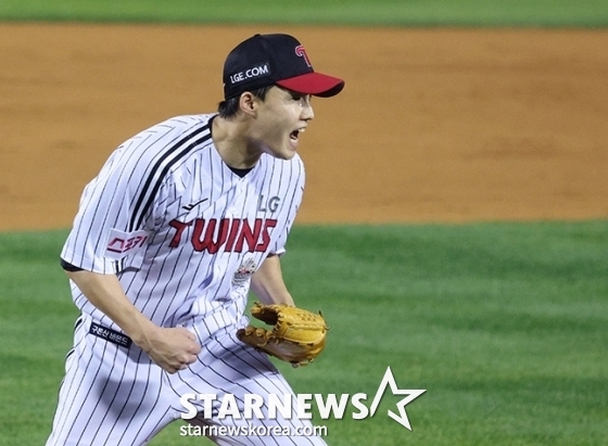 '2024 KBO 포스트시즌 플레이오프 3차전' LG-삼성전이 17일 서울 잠실야구장에서 열렸다. LG 선발 임찬규가 4회초 2사 1,3루에서 삼성 강민호를 삼진으로 돌려세운 후 포효하고 있다. /사진=김진경 대기자