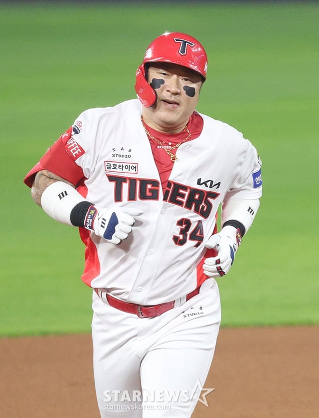 '2024 KBO 포스트시즌 한국시리즈 5차전' KIA-삼성전이 28일 광주-기아챔피언스필드에서 열렸다. KIA 최형우가 5회말 무사에서 우월 1점 홈런을 날린 후 홈인하고 있다. /사진=김진경 대기자