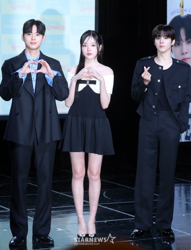 배우 최건, 강나언, 김우석이 29일 오전 서울 강남구 청담동 일지아트홀에서 진행된 웹드라마 '0교시는 인싸타임' 제작발표회에 참석해 포즈를 취하고 있다. '0교시는 인싸타임'은 익명 커뮤니티 앱 '인싸타임'의 관리자가 되어 전교생의 모든 비밀을 알게 된 '아싸'(아웃사이더)가 지독하게도 얽히고 싶었던 '핵인싸' 무리에 들어가며 펼쳐지는 하이틴 시크릿 로맨스다. 채널 시네마천국에서 오는 11월 10일 첫 방송된다. 2024.10.29 /사진=김창현 chmt@