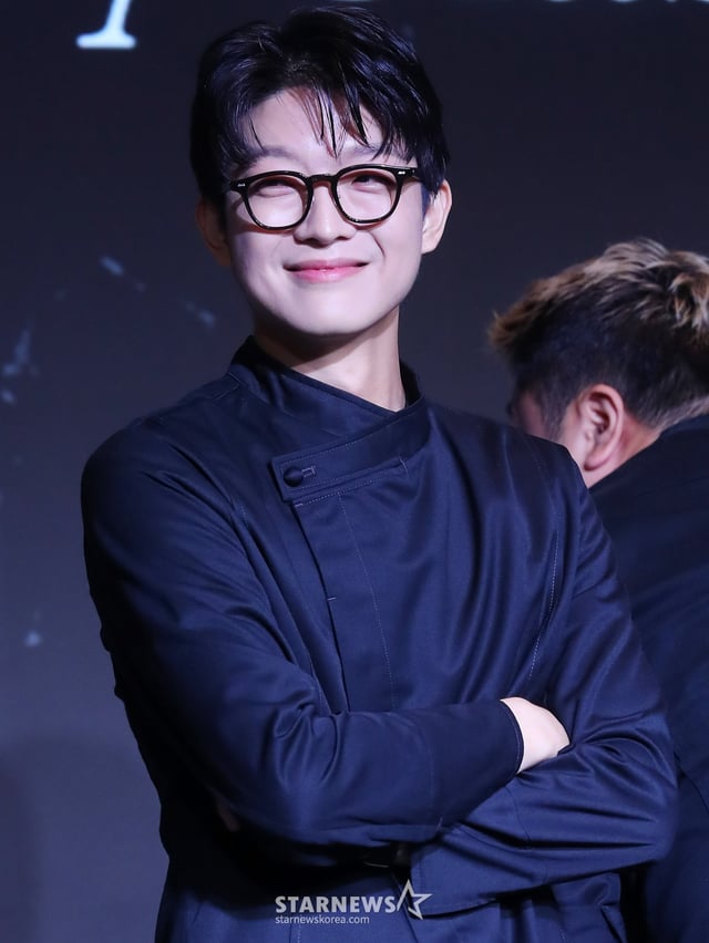 트리플 스타가 7일 오전 서울 마포구 호텔 나루 서울 엠갤러리에서 진행된 넷플릭스 예능 '흑백요리사: 요리 계급 전쟁' TOP8 기자간담회에 참석해 포즈를 취하고 있다. '흑백요리사: 요리 계급 전쟁'은 맛 하나는 최고라고 평가받는 재야의 고수 '흑수저' 셰프들이 대한민국 최고의 스타 셰프 '백수저'들에게 도전장을 내밀며 치열하게 맞붙는 100인의 요리 계급 전쟁이다. 2024.10.07 /사진=김창현