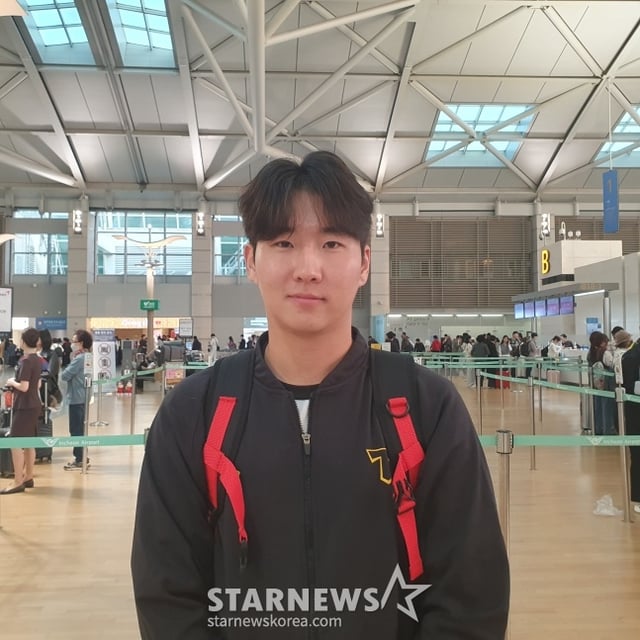 KIA 신인 김두현이 4일 인천국제공항을 통해 마무리캠프를 떠나기 전 취재진과 인터뷰를 하고 있다. /사진=김동윤 기자