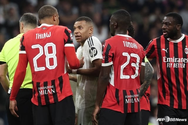 킬리안 음바페(가운데)가 2024~2025시즌 유럽축구연맹(UEFA) 챔피언스리그(UCL) 4라운드 AC밀란전에서 상대 선수들에 둘러 싸이고 있다. /AFPBBNews=뉴스1