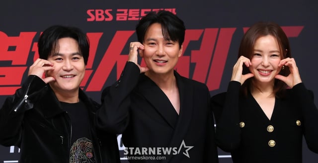 배우 김성균, 김남길, 이하늬가 8일 오후 서울 양천구 목동 SBS 사옥에서 진행된 금토드라마 '열혈사제2' 제작발표회에 참석해 포즈를 취하고 있다.  '열혈사제2' 낮에는 사제, 밤에는 벨라또의 역할을 위해 천사파 보스로 활약하는 분노 조절 장애 열혈 신부 김해일(김남길 분)이 부산으로 떠 국내 최고 마약 카르텔과 한판 뜨는 노빠꾸 공조 수사극이다. 2024.11.08 /사진=김창현 chmt@