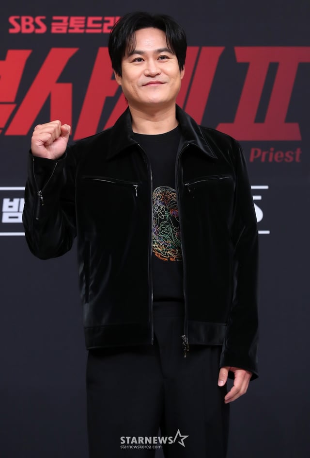 배우 김성균이 8일 오후 서울 양천구 목동 SBS 사옥에서 진행된 금토드라마 '열혈사제2' 제작발표회에 참석해 포즈를 취하고 있다.  '열혈사제2' 낮에는 사제, 밤에는 벨라또의 역할을 위해 천사파 보스로 활약하는 분노 조절 장애 열혈 신부 김해일(김남길 분)이 부산으로 떠 국내 최고 마약 카르텔과 한판 뜨는 노빠꾸 공조 수사극이다. 2024.11.08 /사진=김창현 chmt@