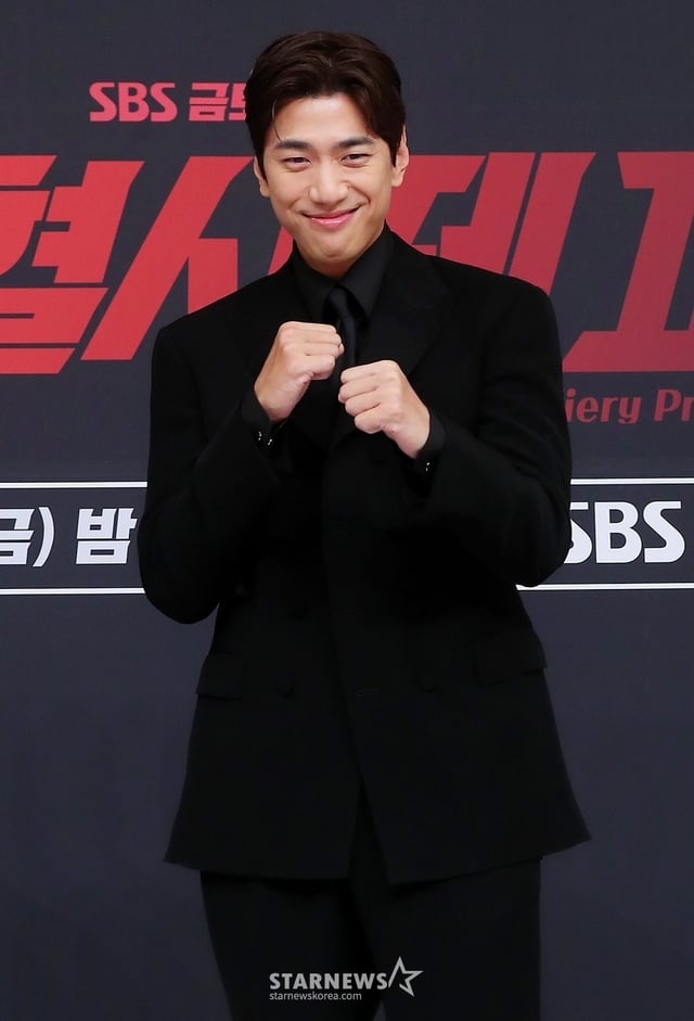 배우 성준이 8일 오후 서울 양천구 목동 SBS 사옥에서 진행된 금토드라마 '열혈사제2' 제작발표회에 참석해 포즈를 취하고 있다.  '열혈사제2' 낮에는 사제, 밤에는 벨라또의 역할을 위해 천사파 보스로 활약하는 분노 조절 장애 열혈 신부 김해일(김남길 분)이 부산으로 떠 국내 최고 마약 카르텔과 한판 뜨는 노빠꾸 공조 수사극이다. 2024.11.08 /사진=김창현 chmt@