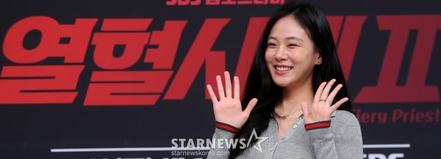 배우 김형서가 8일 오후 서울 양천구 목동 SBS 사옥에서 진행된 금토드라마 '열혈사제2' 제작발표회에 참석해 포즈를 취하고 있다. '열혈사제2' 낮에는 사제, 밤에는 벨라또의 역할을 위해 천사파 보스로 활약하는 분노 조절 장애 열혈 신부 김해일(김남길 분)이 부산으로 떠 국내 최고 마약 카르텔과 한판 뜨는 노빠꾸 공조 수사극이다. 2024.11.08 /사진=김창현 chmt@