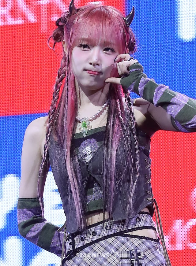 가수 최예나(YENA)가 15일 오후 서울 광진구 예스24 라이브홀에서 진행된 세 번째 미니 앨범 'GOOD MORNING(굿모닝)' 발매 기념 쇼케이스에 참석해 포즈를 취하고 있다. 신보 'GOOD MORNING'은 최예나의 한층 성장한 음악성은 물론 보다 진솔한 내면을 그려낸 앨범이다. 새로운 모닝 엔젤로 변신을 예고한 그는 다채로운 장르의 네 곡을 통해 듣는 이들에게 희망과 위로의 메시지를 전달할 예정이다. 2024.01.15 /사진=김창현