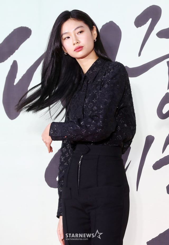 배우 정호연이 31일 오후 서울 중구 국립극장 해오름극장에서 진행된 '2024 대한민국 대중문화예술상' 레드카펫 행사에 참석해 포즈를 취하고 있다. 올해 15회 차를 맞이한 '대중문화예술상'은 가수와 배우, 희극인, 성우, 방송작가, 연주자 등 다양한 분야를 아우르는 대중문화예술인들의 사회적 위상과 창작 의욕을 높이고, 대중문화예술산업의 발전에 기여한 공을 기리기 위한 대중문화예술 분야 최고 권위 정부 포상이다. 2024.10.31 /사진=김창현 chmt@
