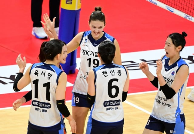 IBK 기업은행 선수단이 9일 광주 페퍼스타디움에서 열린 도드람 2024-2025 V리그 여자부 1라운드 페퍼저축은행전에서 득점 후 기뻐하고 있다. /사진=한국배구연맹