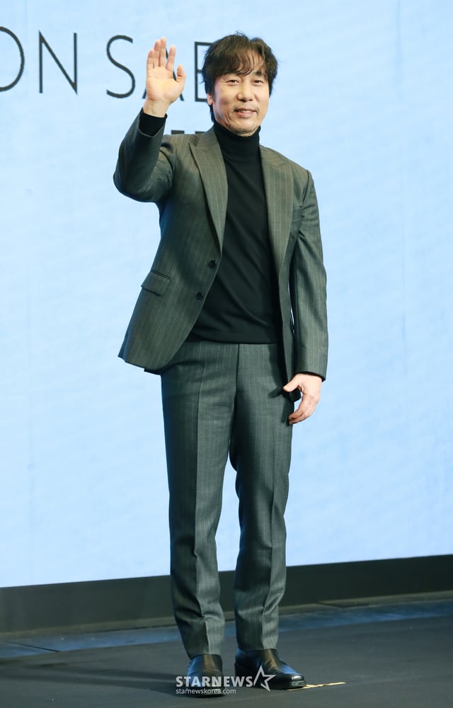 가수 이문세가 13일 오후 서울 상암동 스탠포드 호텔에서 진행된 정규 17집 관련 기자간담회에서 포즈를 취하고 있다. 이번 간담회에서 수록곡 ‘이별에도 사랑이’, ‘마이 블루스’ 2곡을 선공개했다. 정규 17집은 2025년 완성을 목표로 하고 있다. /2024.11.13 /사진=이동훈 photoguy@