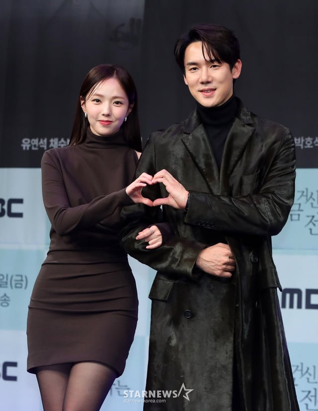 [서울=뉴시스] 김혜진 기자 = 배우 채수빈(왼쪽), 유연석이 21일 오후 서울 마포구 MBC에서 열린 MBC 새 금토드라마 '지금 거신 전화는' 제작발표회에서 포즈를 취하고 있다.  '지금 거신 전화는'은 협박 전화로 시작된, 정략결혼 3년 차 쇼윈도 부부의 시크릿 로맨스릴러다. 오는 22일 오후 9시 50분 첫 방송된다. 2024.11.21. jini@newsis.com /사진=김혜진