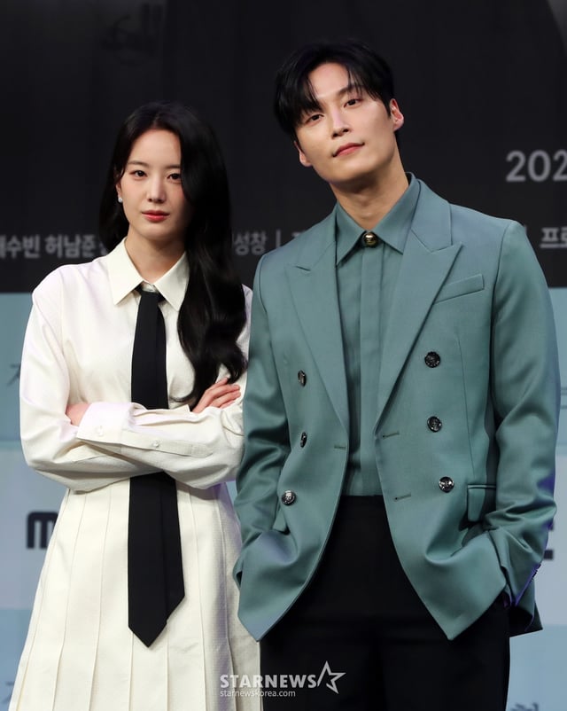 [서울=뉴시스] 김혜진 기자 = 배우 장규리(왼쪽), 허남준이 21일 오후 서울 마포구 MBC에서 열린 MBC 새 금토드라마 '지금 거신 전화는' 제작발표회에서 포즈를 취하고 있다.  '지금 거신 전화는'은 협박 전화로 시작된, 정략결혼 3년 차 쇼윈도 부부의 시크릿 로맨스릴러다. 오는 22일 오후 9시 50분 첫 방송된다. 2024.11.21. jini@newsis.com /사진=김혜진