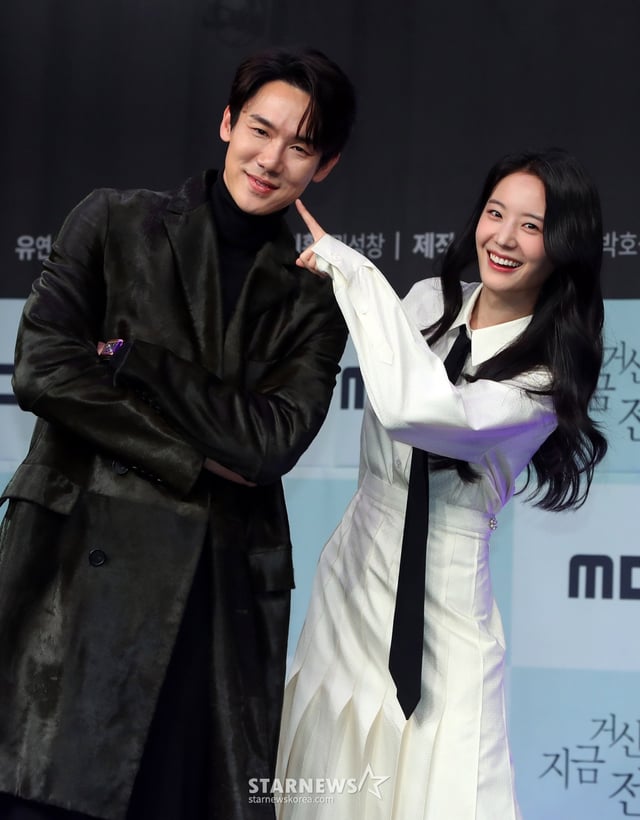 [서울=뉴시스] 김혜진 기자 = 배우 유연석(왼쪽), 장규리가 21일 오후 서울 마포구 MBC에서 열린 MBC 새 금토드라마 '지금 거신 전화는' 제작발표회에서 포즈를 취하고 있다.  '지금 거신 전화는'은 협박 전화로 시작된, 정략결혼 3년 차 쇼윈도 부부의 시크릿 로맨스릴러다. 오는 22일 오후 9시 50분 첫 방송된다. 2024.11.21. jini@newsis.com /사진=김혜진