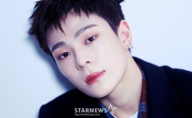 그룹 휘브(WHIB) 제이더가 데뷔 1주년을 맞아 서울 종로구 스타뉴스 사옥에서 진행된 인터뷰에 앞서 포즈를 취하고 있다. 휘브는 지난해 11월 8일 싱글 1집 '컷-아웃(Cut-Out)' 더블 타이틀곡 '뱅!(BANG!)'과 '디지(DIZZY)'를 통해 가요계에 데뷔했다. 이들은 1년 동안 '컷-아웃'부터 '이터널 유스: 킥 잇(ETERNAL YOUTH : KICK IT)', '러시 오브 조이(Rush of Joy)'까지 3개의 앨범을 발매하며 활발한 활동을 펼쳤다. /사진=김창현 chmt@