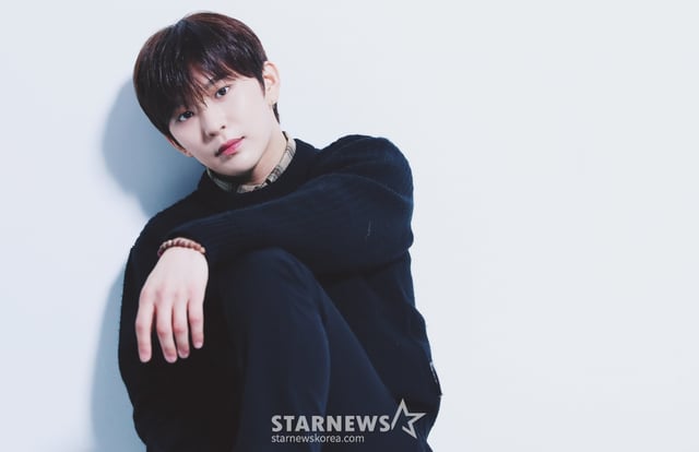 그룹 휘브(WHIB) 하승이 데뷔 1주년을 맞아 서울 종로구 스타뉴스 사옥에서 진행된 인터뷰에 앞서 포즈를 취하고 있다. 휘브는 지난해 11월 8일 싱글 1집 '컷-아웃(Cut-Out)' 더블 타이틀곡 '뱅!(BANG!)'과 '디지(DIZZY)'를 통해 가요계에 데뷔했다. 이들은 1년 동안 '컷-아웃'부터 '이터널 유스: 킥 잇(ETERNAL YOUTH : KICK IT)', '러시 오브 조이(Rush of Joy)'까지 3개의 앨범을 발매하며 활발한 활동을 펼쳤다. /사진=김창현 chmt@