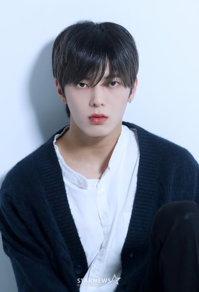 그룹 휘브(WHIB) 이정이 데뷔 1주년을 맞아 서울 종로구 스타뉴스 사옥에서 진행된 인터뷰에 앞서 포즈를 취하고 있다. 휘브는 지난해 11월 8일 싱글 1집 '컷-아웃(Cut-Out)' 더블 타이틀곡 '뱅!(BANG!)'과 '디지(DIZZY)'를 통해 가요계에 데뷔했다. 이들은 1년 동안 '컷-아웃'부터 '이터널 유스: 킥 잇(ETERNAL YOUTH : KICK IT)', '러시 오브 조이(Rush of Joy)'까지 3개의 앨범을 발매하며 활발한 활동을 펼쳤다. /사진=김창현 chmt@