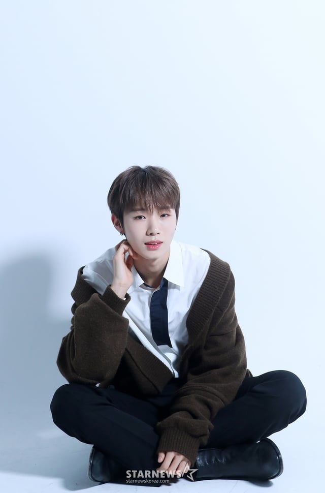 그룹 휘브(WHIB) 원준이 데뷔 1주년을 맞아 서울 종로구 스타뉴스 사옥에서 진행된 인터뷰에 앞서 포즈를 취하고 있다. 휘브는 지난해 11월 8일 싱글 1집 '컷-아웃(Cut-Out)' 더블 타이틀곡 '뱅!(BANG!)'과 '디지(DIZZY)'를 통해 가요계에 데뷔했다. 이들은 1년 동안 '컷-아웃'부터 '이터널 유스: 킥 잇(ETERNAL YOUTH : KICK IT)', '러시 오브 조이(Rush of Joy)'까지 3개의 앨범을 발매하며 활발한 활동을 펼쳤다. /사진=김창현 chmt@