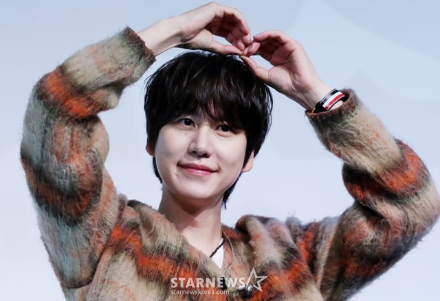 가수 규현이 27일 오후 서울 강남구 청담씨네시티에서 진행된 첫 번째 정규 앨범 'COLORS(컬러스)' 발매 기념 음감회에 참석해 포즈를 취하고 있다. 타이틀곡 '하루마다 끝도 없이 (Unending Days)'는 가슴 아픈 이별의 후유증을 섬세하게 풀어낸 곡이다. 밴드 사운드를 기반으로 한 짜임새 있는 편곡과 선명한 멜로디 라인, 규현의 서정적인 보컬이 조화롭게 어우러져 높은 완성도를 자랑한다. 2024.11.27 /사진=김창현 chmt@