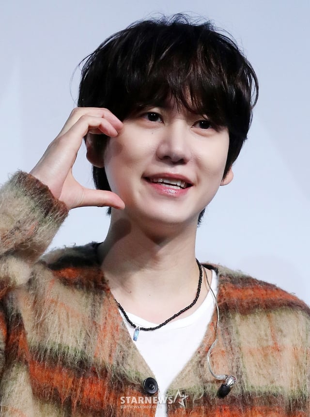 가수 규현이 27일 오후 서울 강남구 청담씨네시티에서 진행된 첫 번째 정규 앨범 'COLORS(컬러스)' 발매 기념 음감회에 참석해 포즈를 취하고 있다. 타이틀곡 '하루마다 끝도 없이 (Unending Days)'는 가슴 아픈 이별의 후유증을 섬세하게 풀어낸 곡이다. 밴드 사운드를 기반으로 한 짜임새 있는 편곡과 선명한 멜로디 라인, 규현의 서정적인 보컬이 조화롭게 어우러져 높은 완성도를 자랑한다. 2024.11.27 /사진=김창현 chmt@