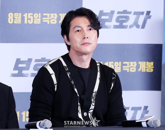 감독 겸 배우 정우성이 9일 오후 서울 광진구 건대입구 롯데시네마에서 진행된 영화 '보호자' 언론시사회 및 기자간담회에 참석해 취재진을 바라보고 있다. 정우성 감독의 첫 장 영화인 '보호자'는 10년 만에 출소해 몰랐던 딸의 존재를 알고 평범하게 살기를 원하는 수혁과 그를 노리는 이들 사이의 이야기를 그린 액션 영화다. 오는 15일 개봉. 2023.08.09 /사진=김창현