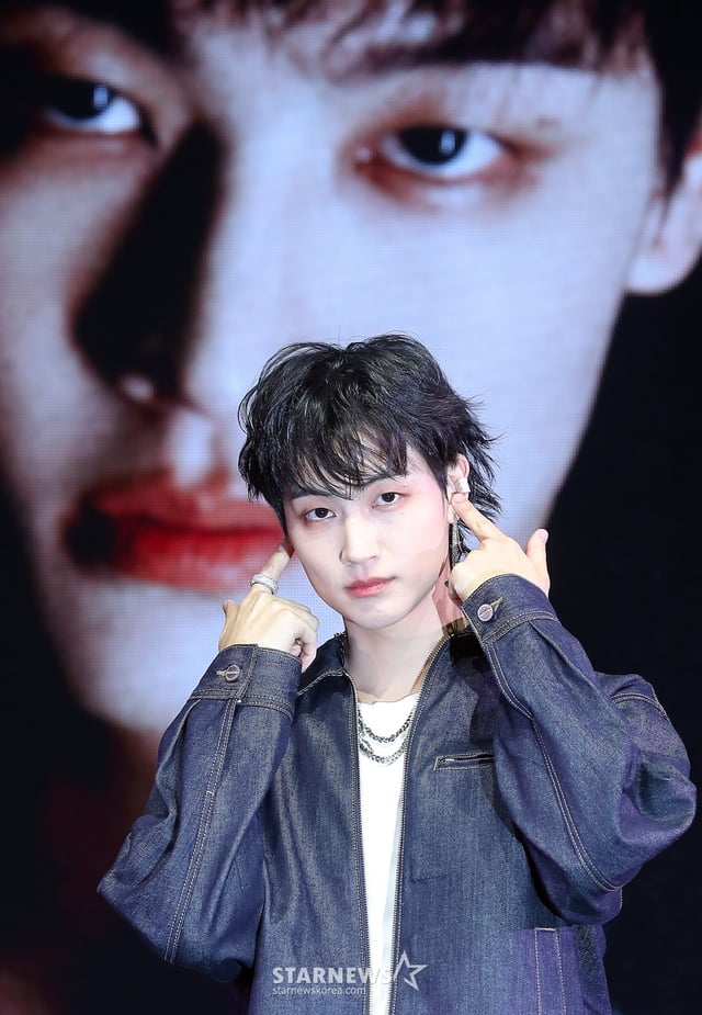 가수 제이비(JAY B)가 27일 오후 서울 광진구 예스24 라이브홀에서 진행된 첫 번째 솔로 정규앨범 'Archive 1: [Road Runner]'(아카이브 원: [로드 러너]) 발매 기념 쇼케이스에 참석해 포즈를 취하고 있다. 2024.11.27 /사진=김창현 chmt@