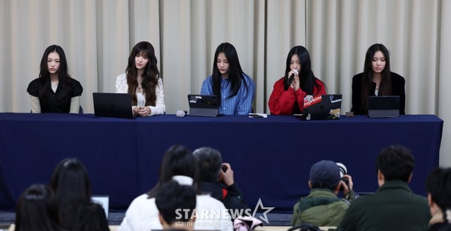 (서울=뉴스1) = 그룹 뉴진스가 28일 서울 강남구 스페이스쉐어 삼성역센터에서 어도어와의 전속계약 해지 관련 긴급 기자회견을 하고 있다. 왼쪽부터 해린, 다니엘, 하니, 민지, 혜인. (공동취재) 2024.11.28/뉴스1 Copyright (C) 뉴스1. All rights reserved. 무단 전재 및 재배포, AI학습 이용 금지. /사진=(서울=뉴스1)
