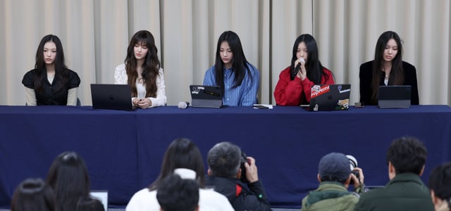 (서울=뉴스1) 권현진 기자 = 그룹 뉴진스가 28일 서울 강남구 스페이스쉐어 삼성역센터에서 어도어와의 전속계약 해지 관련 긴급 기자회견을 하고 있다. 왼쪽부터 해린, 다니엘, 하니, 민지, 혜인. (공동취재) 2024.11.28/뉴스1 Copyright (C) 뉴스1. All rights reserved. 무단 전재 및 재배포, AI학습 이용 금지. /사진=(서울=뉴스1) 권현진 기자