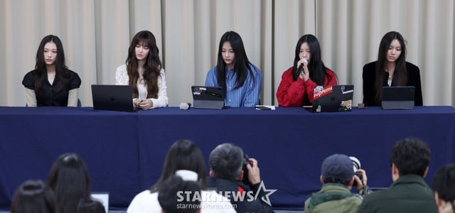 [서울=뉴시스] 김선웅 기자 = 그룹 뉴진스가 28일 서울 강남구 스페이스쉐어 삼성역센터에서 어도어와의 전속계약 해지 관련 긴급 기자회견을 하고 있다. 왼쪽부터 해린, 다니엘, 하니, 민지, 혜인. 2024.11.28. mangusta@newsis.com /사진=김선웅
