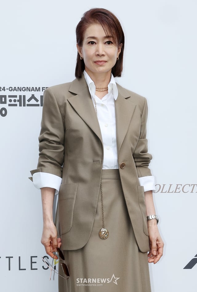 (서울=뉴스1) 김진환 기자 = 배우 나영희가 26일 오후 서울 강남구 압구정로 미스지콜렉션 청담 사옥 앞에서 열린 25 S/S 미스지콜렉션 패션쇼 포토콜에 참석해 포즈를 취하고 있다. 2024.9.26/뉴스1 Copyright (C) 뉴스1. All rights reserved. 무단 전재 및 재배포, AI학습 이용 금지. /사진=(서울=뉴스1) 김진환 기자