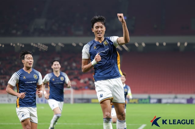 3일 오후 9시(한국시간) 중국 상하이의 푸둥 아레나에서 열린 2024~2025시즌 아시아축구연맹(AFC) 아시아챔피언스리그 엘리트(ACLE) 6라운드 상하이 하이강전 득점 후 주먹을 불끈 쥔 허율(오른쪽). /사진=한국프로축구연맹 제공