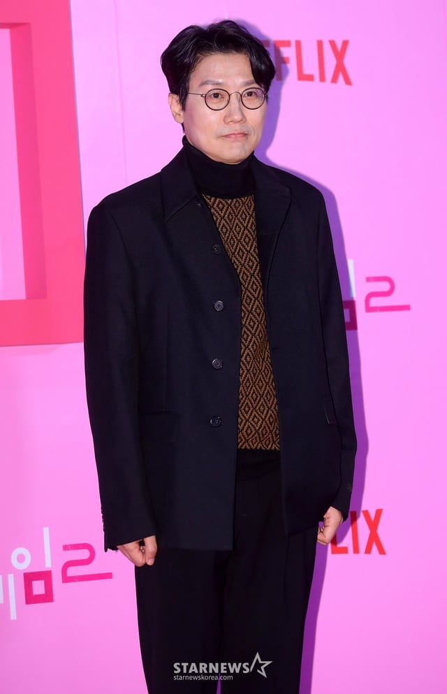 황동혁 감독이 9일 오후 서울 중구 동대문디자인플라자에서 진행된 넷플릭스 시리즈 '오징어 게임 시즌2' 핑크카펫에 참석해 포즈를 취하고 있다.  '오징어 게임 시즌2'는 복수를 다짐하고 다시 돌아와 게임에 참가하는 '기훈'(이정재)과 그를 맞이하는 '프론트맨'(이병헌)의 치열한 대결, 그리고 다시 시작되는 진짜 게임을 담은 이야기다. 오는 26일 공개. 2024.12.9 /사진=김창현 chmt@