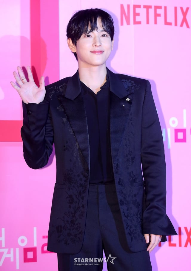배우 임시완이 9일 오후 서울 중구 동대문디자인플라자에서 진행된 넷플릭스 시리즈 '오징어 게임 시즌2' 핑크카펫에 참석해 포즈를 취하고 있다.  '오징어 게임 시즌2'는 복수를 다짐하고 다시 돌아와 게임에 참가하는 '기훈'(이정재)과 그를 맞이하는 '프론트맨'(이병헌)의 치열한 대결, 그리고 다시 시작되는 진짜 게임을 담은 이야기다. 오는 26일 공개. 2024.12.9 /사진=김창현 chmt@