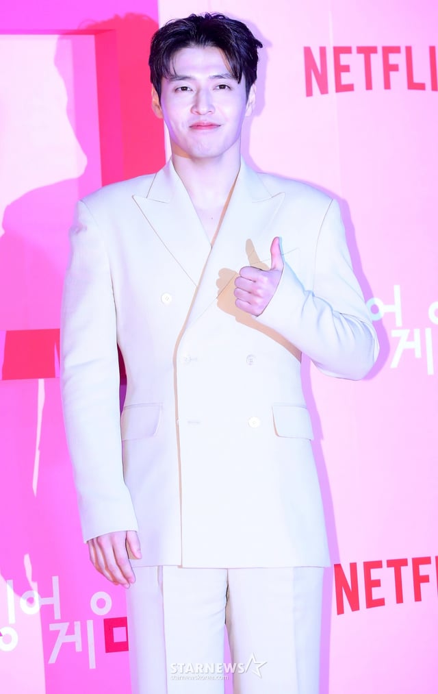 배우 강하늘이 9일 오후 서울 중구 동대문디자인플라자에서 진행된 넷플릭스 시리즈 '오징어 게임 시즌2' 핑크카펫에 참석해 포즈를 취하고 있다.  '오징어 게임 시즌2'는 복수를 다짐하고 다시 돌아와 게임에 참가하는 '기훈'(이정재)과 그를 맞이하는 '프론트맨'(이병헌)의 치열한 대결, 그리고 다시 시작되는 진짜 게임을 담은 이야기다. 오는 26일 공개. 2024.12.9 /사진=김창현 chmt@