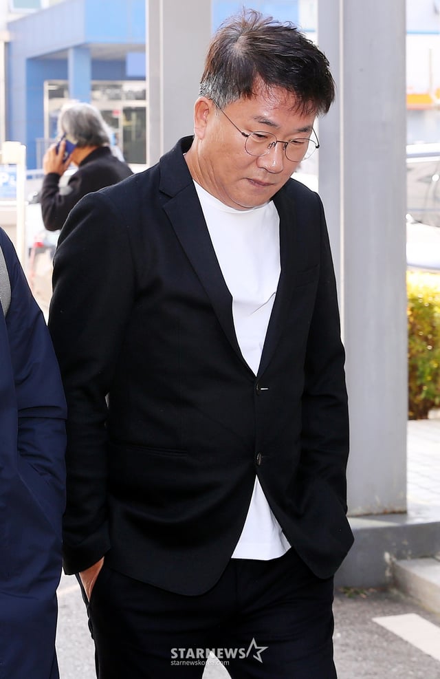 배우 선우은숙의 친언니를 강제 추행한 혐의로 재판에 넘겨진 아나운서 출신 유영재가 12일 오전 경기 수원지방법원 성남지원에서 열린 첫 공판 기일에 출석하고 있다. 유영재는 2023년부터 5차례에 걸쳐 선우은숙 친언니의 신체를 접촉하는 등 강제 추행한 혐의를 받고 있다. 유영재는 앞서 경찰 조사 단계에서 혐의를 부인 전면 부인한 것으로 알려졌다. 피소 직후에도 그는 자신이 운영하는 유튜브 채널 'DJ 유영재 TV 유영재 라디오'를 통해 "죽어도 끊어지지 않는 성추행이란, 죽어도 지워지지 않을 형벌과 같은 프레임을 유영재에게 씌웠다. 내가 이대로 죽는다면 더러운 성추행이 사실로 끝날 것이므로 법적 다툼을 하게 됐다"라고 반박한 바 있다. 2024.11.12 /사진=김창현 chmt@