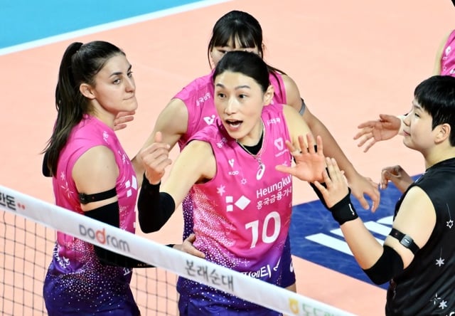 김연경(가운데)이 10일 인천광역시 부평구에 위치한 삼산월드체육관에서 열린 도드람 2024~2025 V리그 여자부 정규리그 3라운드 페퍼저축은행과 홈경기서 득점 후 기뻐하고 있다. /사진=한국배구연맹 제공