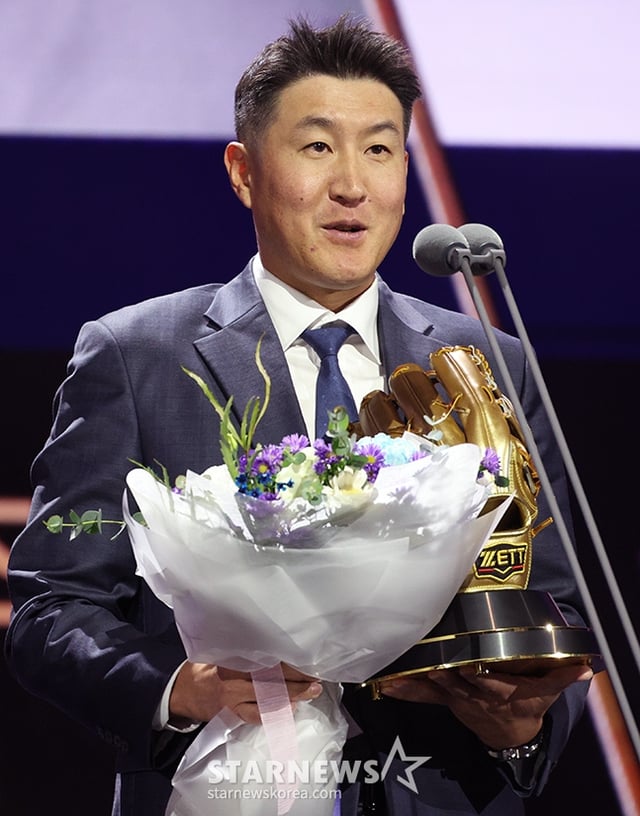 2024 신한은행 SOL 뱅크 KBO 골든글러브 시상식이 13일 서울 강남구 코엑스 오디토리움에서 열렸다. KT 유한준 코치가 로하스의 외야수 부문 골든글러브를 대리 수상한 후 소감을 전하고 있다. /사진=김진경 대기자