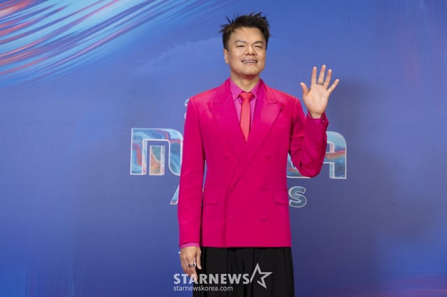 가수 박진영이 22일 정오(한국시간) 미국 LA 돌비씨어터에서 진행된 '2024 마마어워즈'(2024 MAMA AWARDS) 레드카펫 행사에서 포즈를 취하고 있다. /사진제공=CJENM 2024.11.22 /사진=이동훈 photoguy@