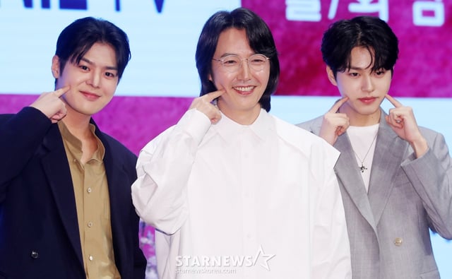 배우 려운, 윤상현, 이진우가 16일 오후 서울 구로구 더세인트웨딩에서 진행된 지니TV 오리지널 드라마 '나미브' 제작발표회에 참석해 포즈를 취하고 있다.  '나미브'는 해고된 스타 제작자 강수현(고현정 분)과 방출된 장기 연습생 유진우(려운 분)가 만나 각자의 목표를 위해 나아가는 이야기. 오는 23일 오후 10시 ENA에서 첫 방송되며, 스트리밍은 본방 직후 KT 지니 TV, 지니 TV 모바일에서 무료로 제공된다. 2024.12.16 /사진=김창현 chmt@
