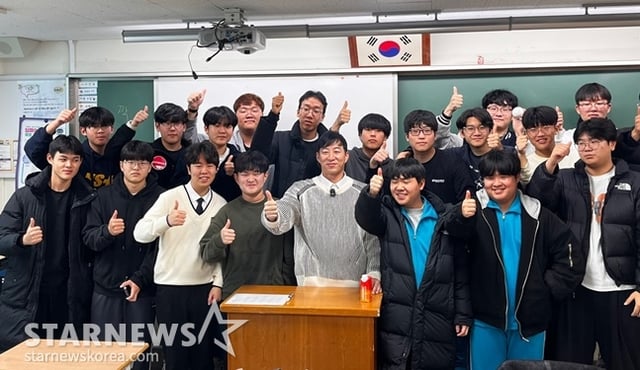 SSG 랜더스 출신 투수 고효준(가운데)이 인천시 소재 한 고교에서 강의를 마친 뒤 학생들과 기념촬영을 하고 있다. /사진=필자 제공