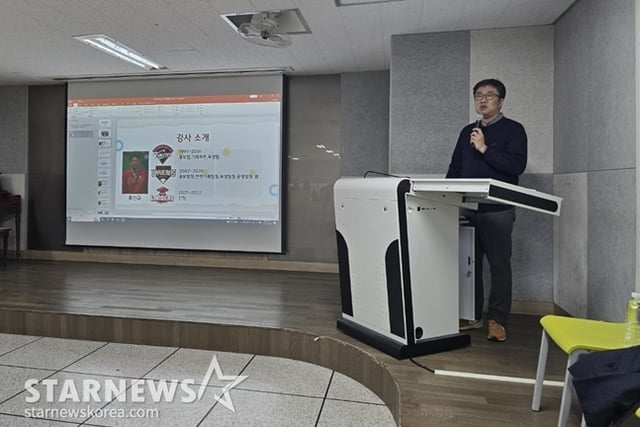 인천시 한 고교에서 강의를 하는 필자. /사진=필자 제공