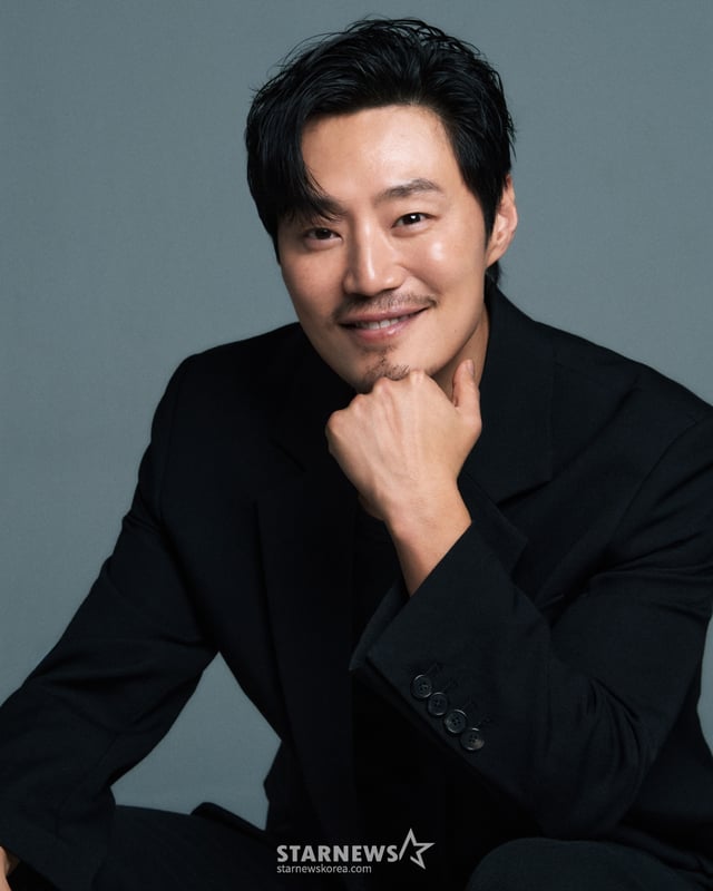 배우 이희준이 23일 오전 서울 종로구 소격동의 한 카페에서 진행된 영화 '보고타: 마지막 기회의 땅'(이하 보고타) 개봉 관련 인터뷰를 위해 포즈를 취하고 있다. '보고타'는 IMF 직후, 새로운 희망을 품고 지구 반대편 콜롬비아 보고타로 향한 국희(송중기)가 보고타 한인 사회의 실세 수영(이희준), 박병장(권해효)과 얽히게 되면서 벌어지는 이야기다. 오는 31일 개봉. / 사진제공=BH엔터테인먼트 /사진=김창현 chmt@